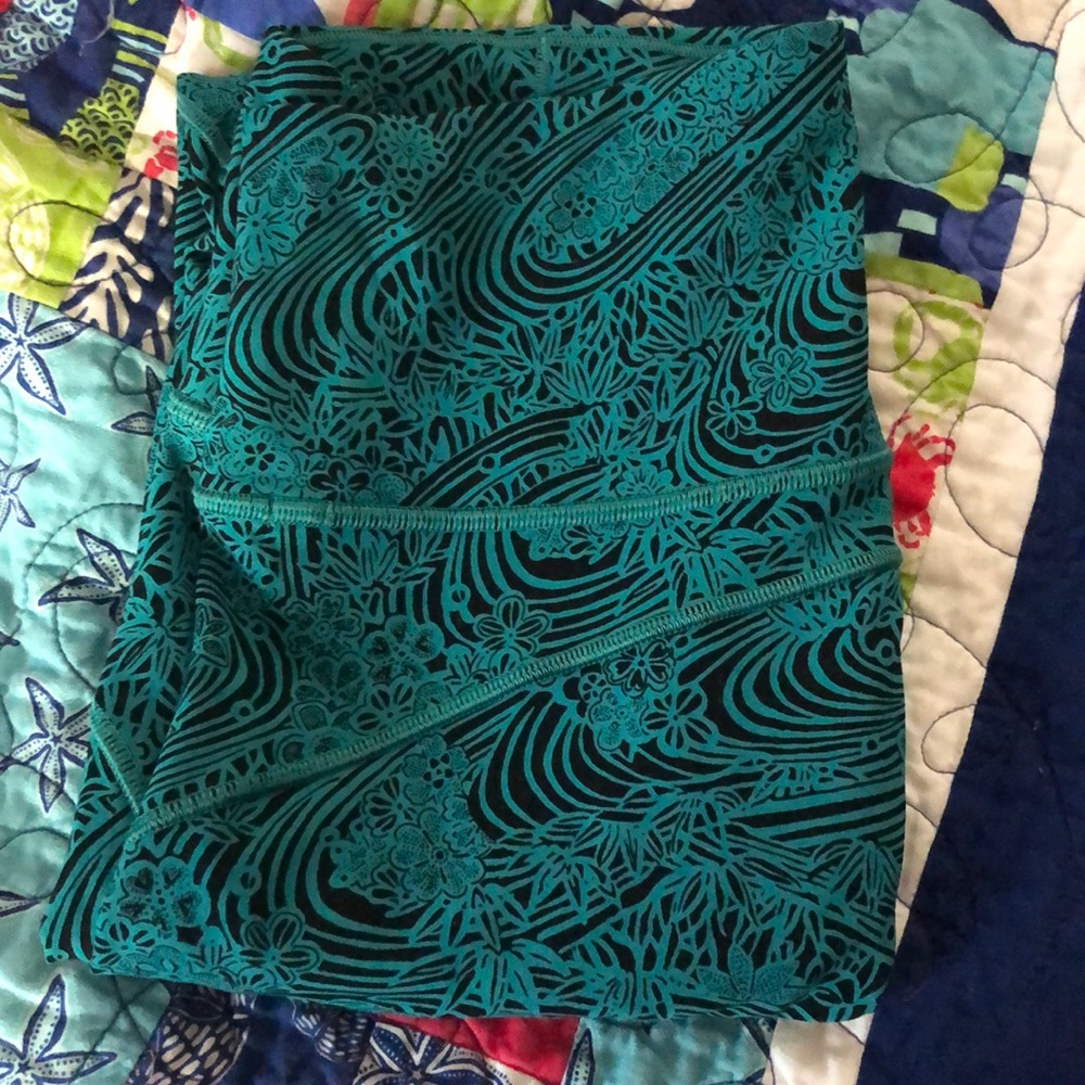 Lululemon Teal & Black Floral 21” Crop Leggings